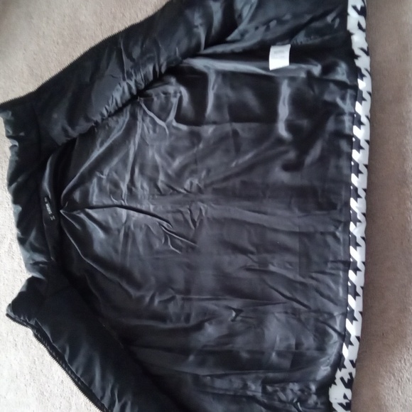 EUC! SHEIN Blackand white puffer vest - Picture 6 of 8